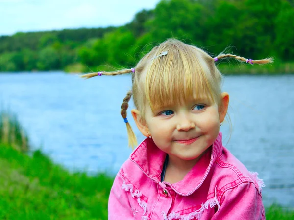 Bonita niña sonriente con bonitas trenzas —  Fotos de Stock