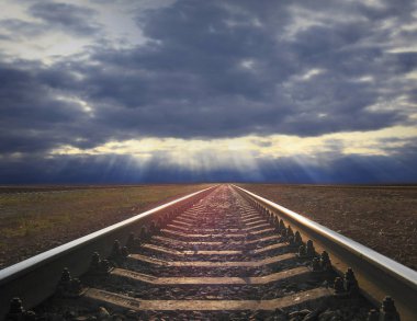 kasvetli mesafe içine gidiyor raylar