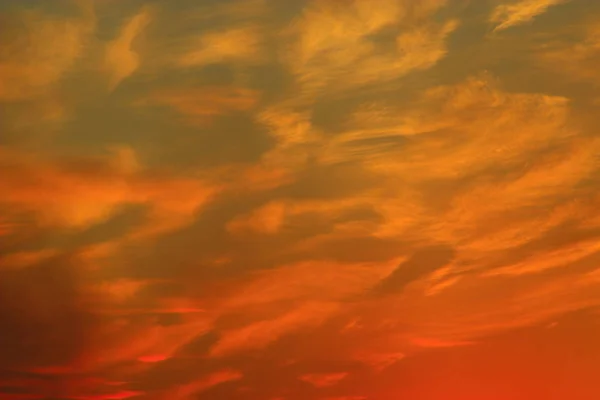 赤みを帯びた黄色雲と夕焼け — ストック写真