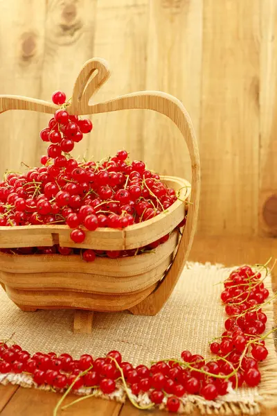 Red currant on the wooden vase — Stock Photo, Image