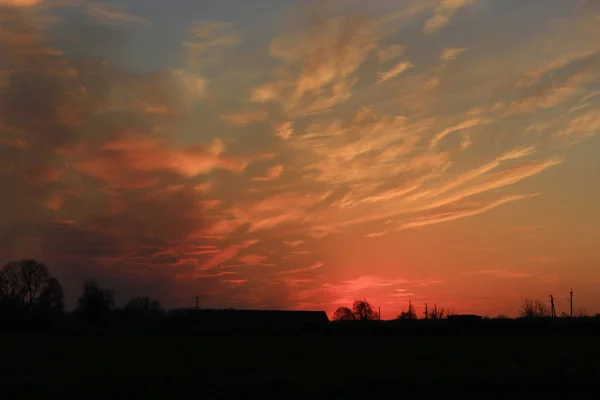 Sonnenuntergang mit rötlich-gelben Wolken — Stockfoto