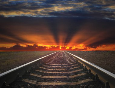 ateşli kırmızı gün batımına doğru gidiyor raylar