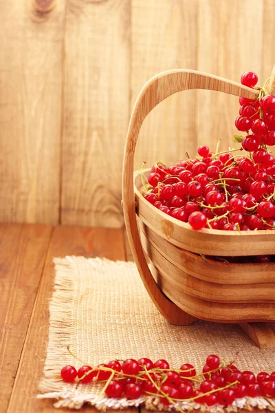 Red currant on the wooden vase — Stock Photo, Image
