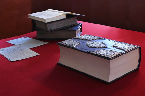 ヴィンテージのテーブルの上の古代の書籍 — ストック写真
