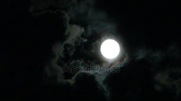 La luna brilla a través de las oscuras nubes nocturnas — Vídeo de stock