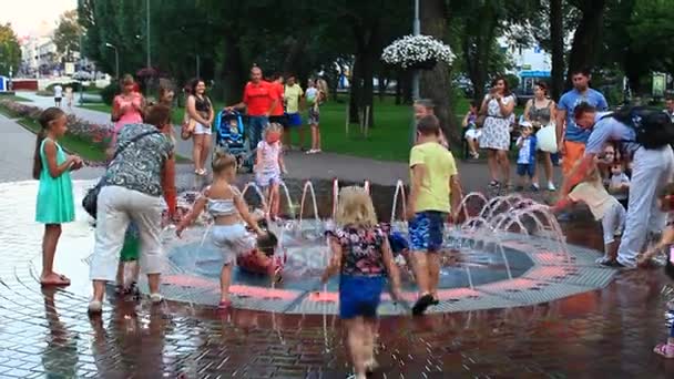 Anak-anak bermain di taman bermain dengan air mancur — Stok Video