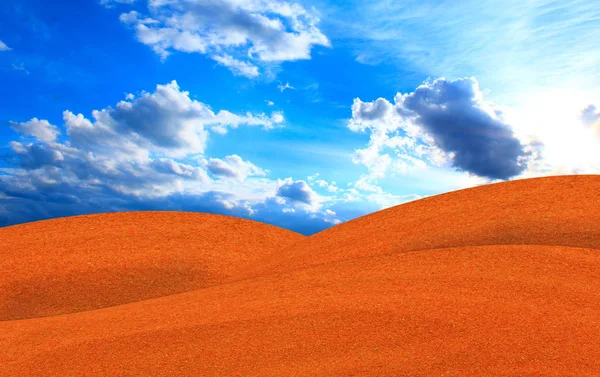 Paisaje con desierto y cielo azul — Foto de Stock