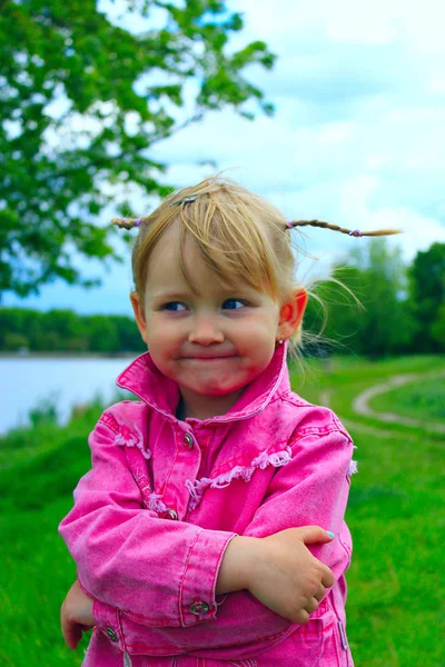 Vrij lachende babymeisje met mooie spikkels — Stockfoto