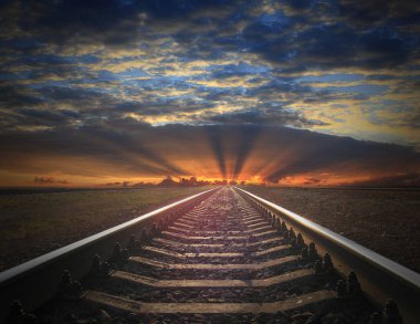 ateşli kırmızı gün batımına doğru gidiyor raylar