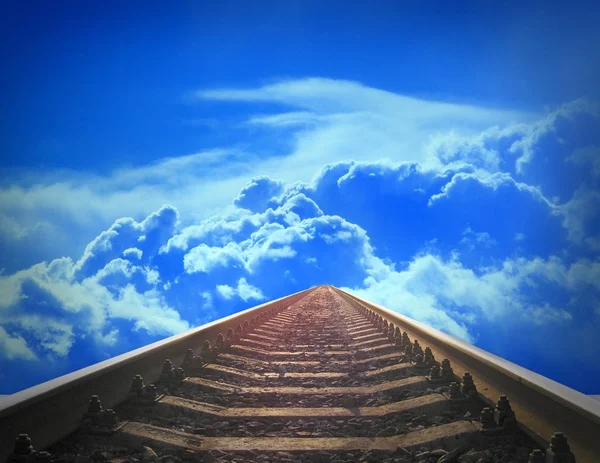 Paisagem com trilhos que vão embora no céu nublado azul — Fotografia de Stock