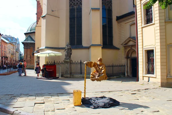 A man earns his living by hanging in the air in Lviv — Stock Photo, Image