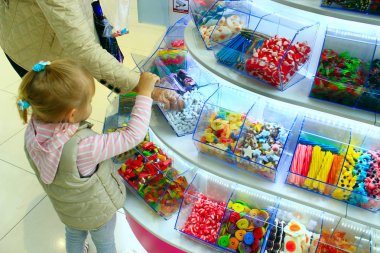 Anne ve kızı tatlı tatlılar dükkanda seçin