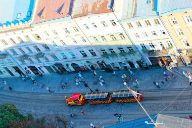 Lviv yukarıdan orta kısmında hareketli bir cadde