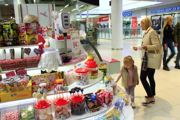 Ibu dan anak memilih manisan di toko permen — Stok Foto