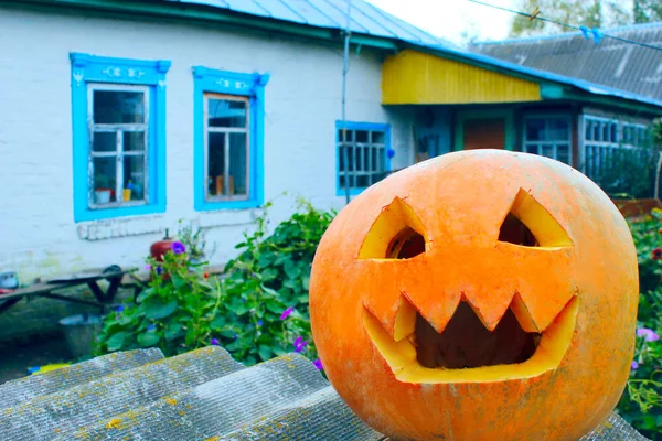 Bombeo está listo para Halloween en el fondo de la casa rural — Foto de Stock