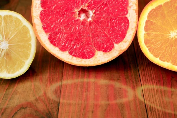 Cut grapefruit orange and lemon are reflected on the surface — Stock Photo, Image
