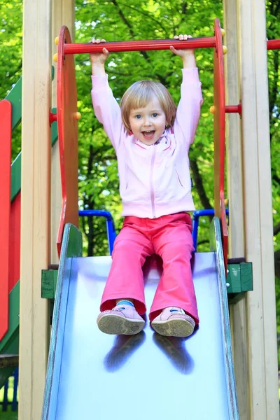 Gelukkig meisje speelt op de chidish heuvel — Stockfoto