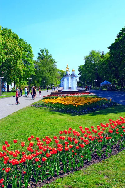 Menschen erholen sich im Park mit Springbrunnen — Stockfoto