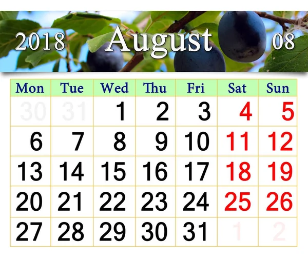 Kalender für August 2018 mit reifen Pflaumen — Stockfoto