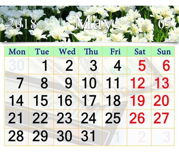 Kalendář na květen 2018 s bílými tulipány — Stock fotografie