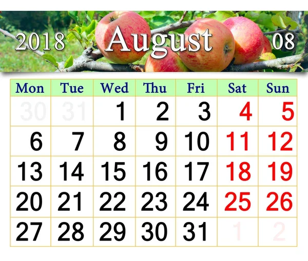 Calendário para agosto 2018 ano com maçãs na filial — Fotografia de Stock