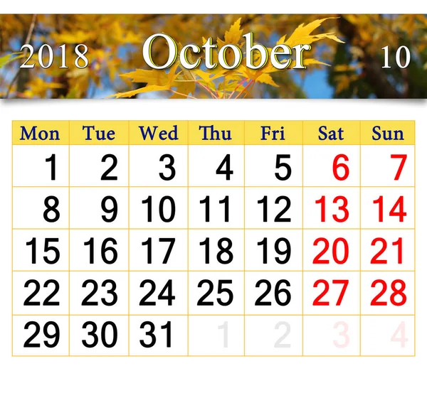 Календар на жовтень 2018 року з жовтим листям — стокове фото
