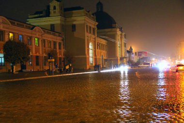 gece Ivano-Frankivsk Tren İstasyonu manzaralı