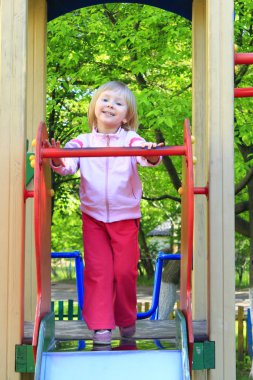 küçük kız chidish tepe üzerinde çalış