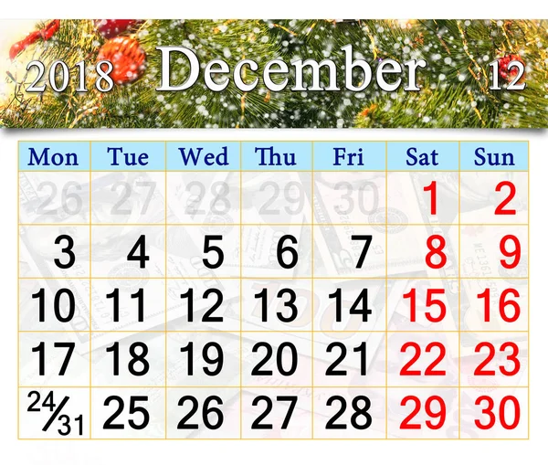 Календарь на декабрь 2018 года с новогодними украшениями — стоковое фото