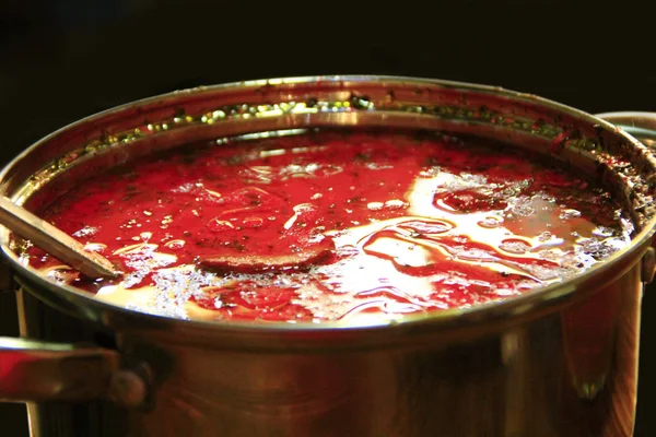 Борщ украинский красный в сковороде со сковородой — стоковое фото