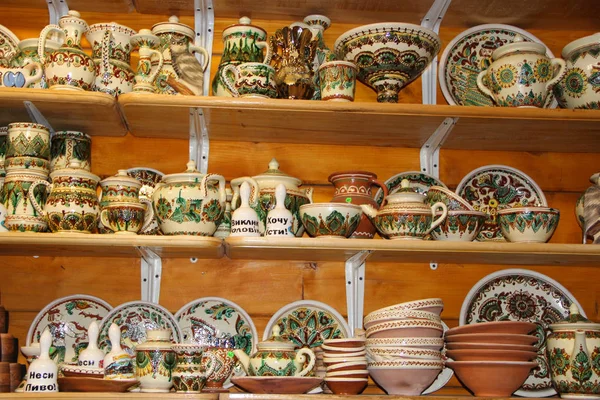 Keramika na regálech obchodu — Stock fotografie