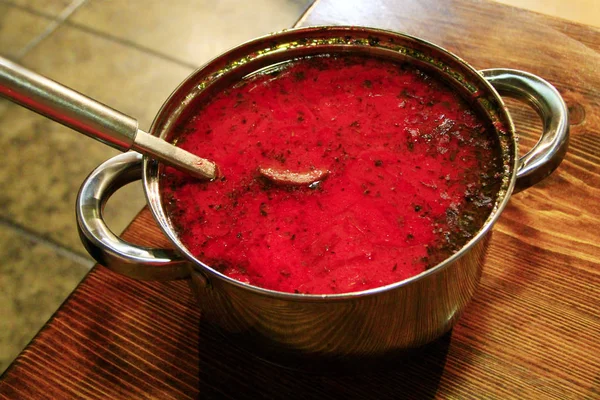 Borsch Ukrainian red in a pan with a scoop — Stock Photo, Image