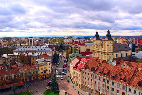 Iwano-frankiwsk aus der Vogelperspektive mit dunklen Wolken oben — Stockfoto