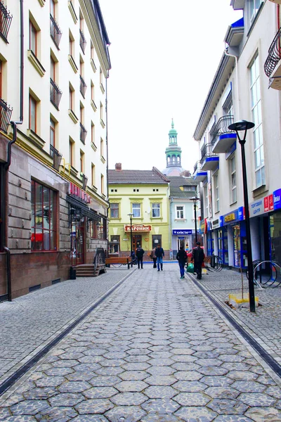 Ivano-Frankivsk pontos de vista da cidade: paralelepípedos — Fotografia de Stock