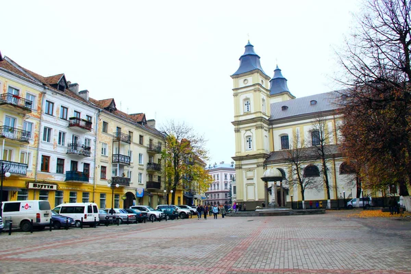 Rua e praça em Ivano-Frankivsk — Fotografia de Stock