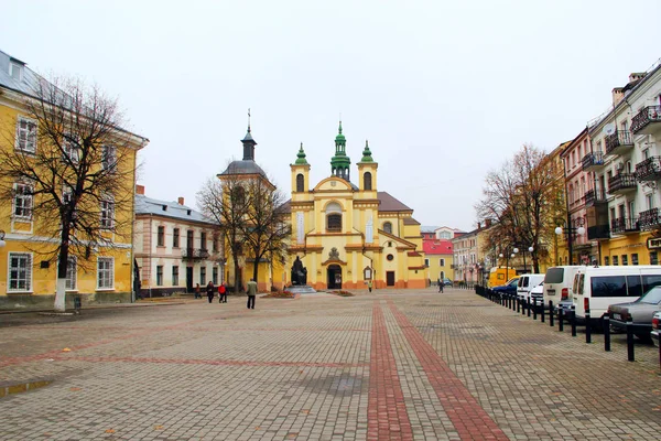 Walking area in Ivano-Frankivsk with a view of the Church of Virgin Mary — Stock Photo, Image