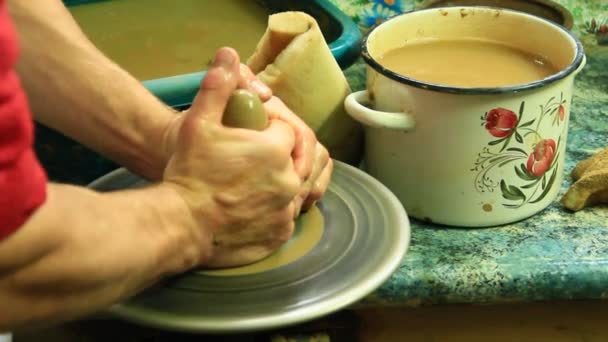 Keramik Herstellungsprozess Töpfer Fertigt Einen Artikel Aus Ton — Stockvideo