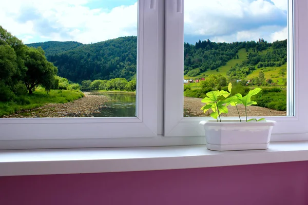 Quarto acolhedor com janela com vista para a paisagem da montanha — Fotografia de Stock