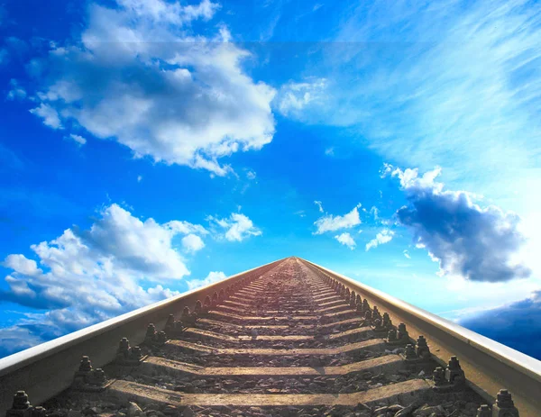 Paesaggio con rotaie andando via verso il cielo nuvoloso blu — Foto Stock