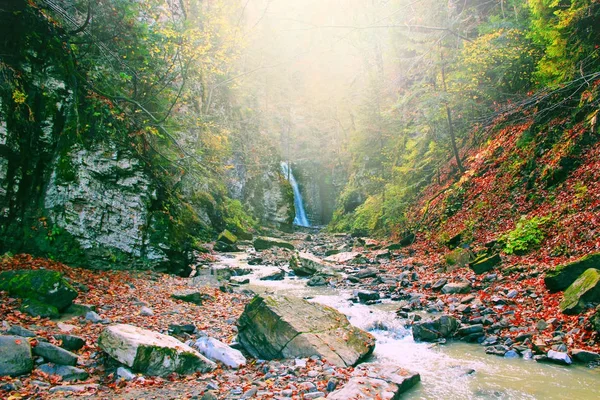 Paysage avec une cascade et une rivière de montagne en automne — Photo