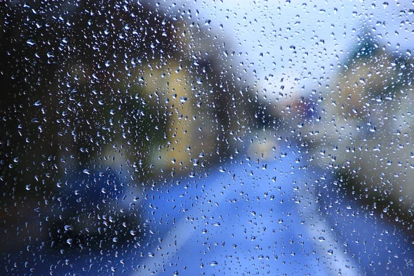 Дождь за окном — стоковое фото