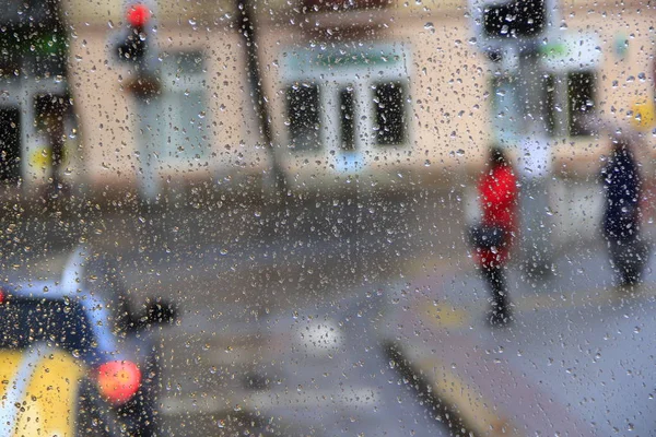 Está chovendo atrás da janela — Fotografia de Stock