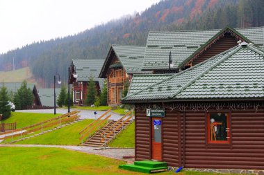Ivano-Frankivsk bölge Ukrayna beldesinde Bukovel Karpat dağlarında güzel evler