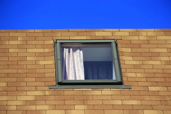 Une fenêtre d'un voisin dans la maison d'en face — Photo