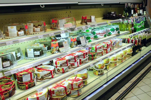 Departamento de pasteles en el supermercado —  Fotos de Stock
