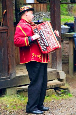 bir adam bir ulusal Hutsul kostüm akordeon çalar