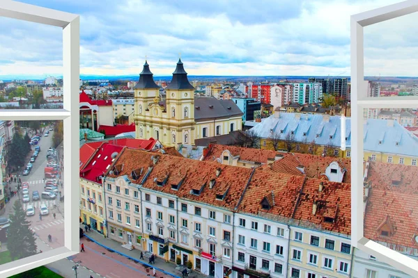 Membuka jendela dengan tampilan ke panorama Ivano-Frankivsk — Stok Foto