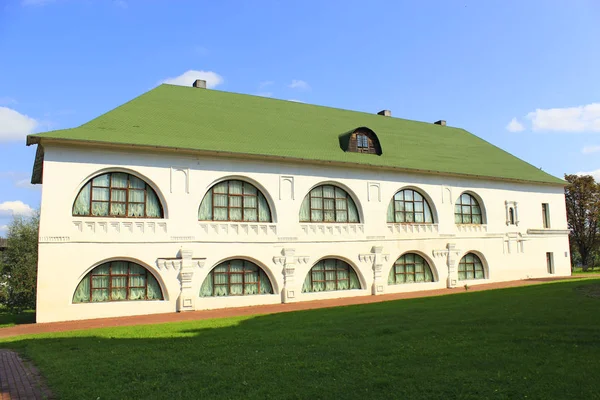 El edificio barroco de las celdas en Novhorod-Siverskyi —  Fotos de Stock