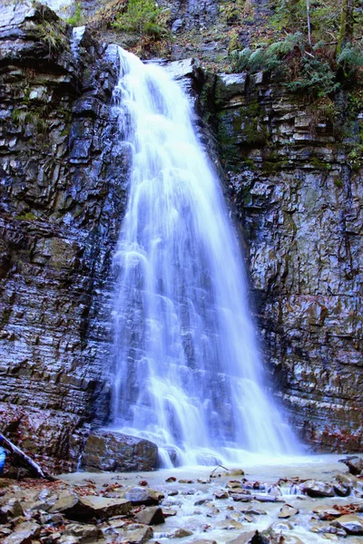 Водоспад з водоспадом, що падає зі скелі — стокове фото