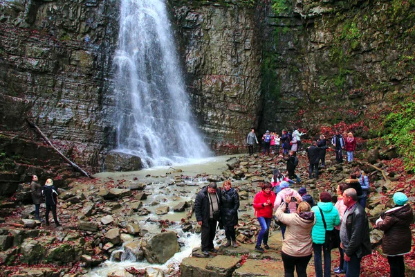 Люди фотографуються на тлі Manyavskii водоспад — стокове фото